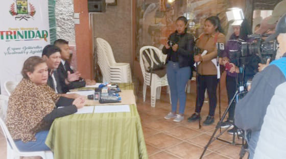 Concejales y representantes del Sindicato de Trabajadores en Radio, Prensa y Televisión de Trinidad